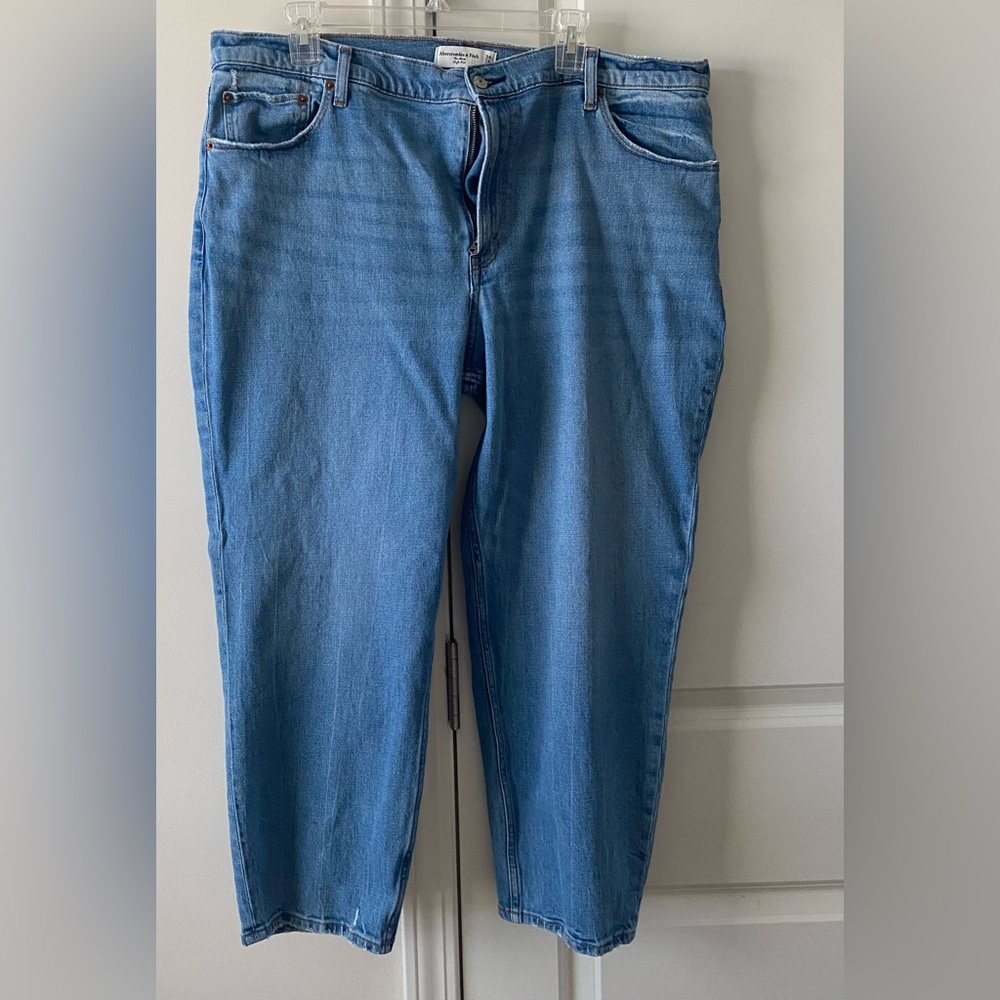 Abercrombie & Fitch jeans. The mom high rise size 34/18 short.